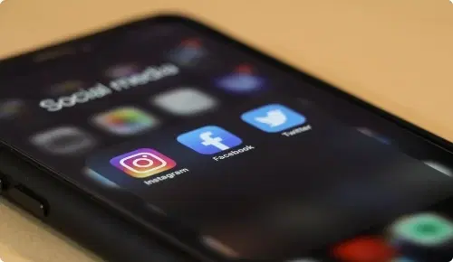 Mobile screen displaying social media apps that can be integrate with Pickcel digital signage