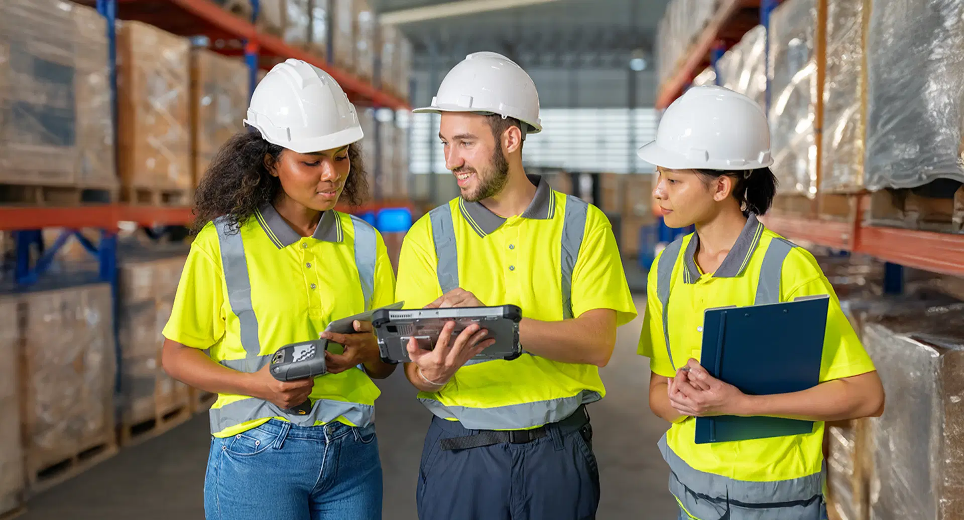 Deskless worker communication strategy, channels, and ROI guide