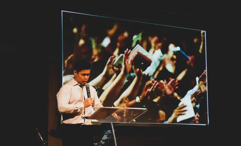 digital signage at an event displaying live web stream feeds from Streaming app